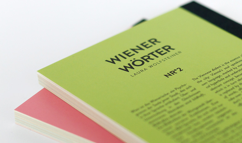 Wiener Wörter Postkarten verstreut am Tisch